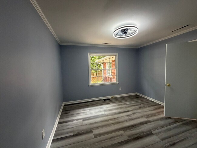 Building Photo - 226 College Dr