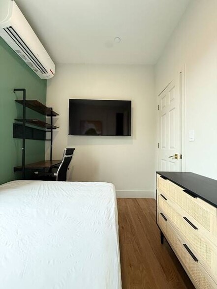 Building Photo - Furnished room/NOT APARTMENT