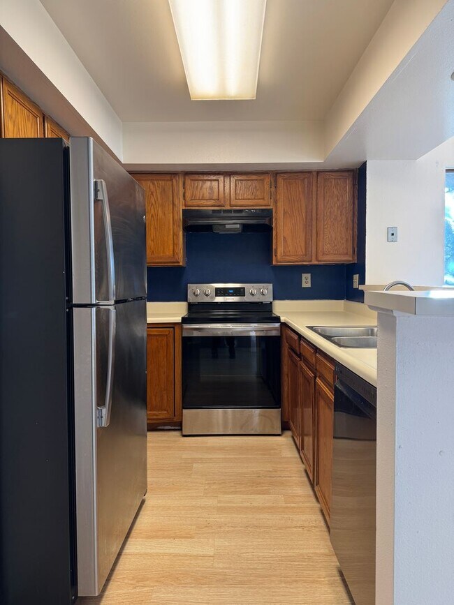 Building Photo - Adorable 2 Bedroom Condo w/Mountain Views!