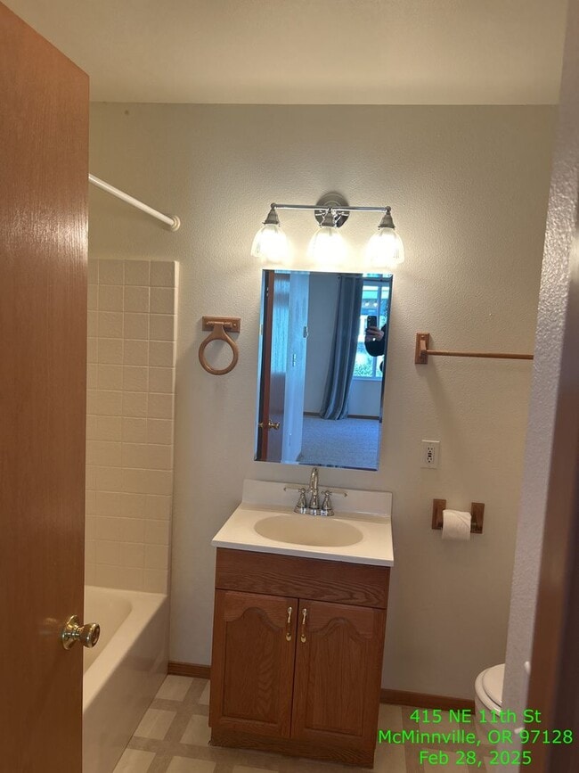 Building Photo - 415-421 NE 11th St