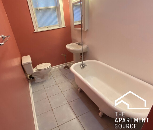 Building Photo - 4040 W Dickens Ave