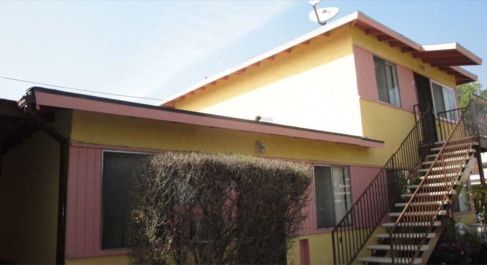 Building Photo - 1129 E Maple St