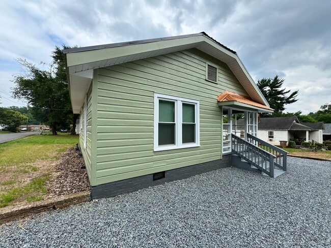 Building Photo - 2/1 House currently being remodeled. Shoul...