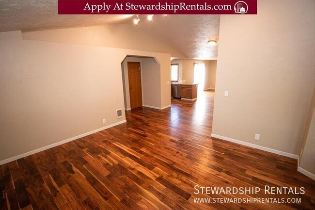 Building Photo - 5051 Forsythia St