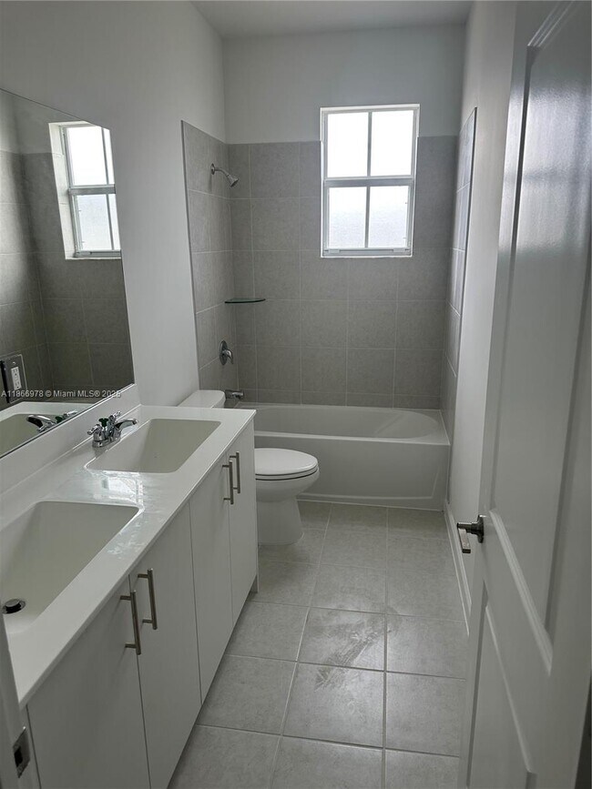 Building Photo - 2464 SE 24th Ave