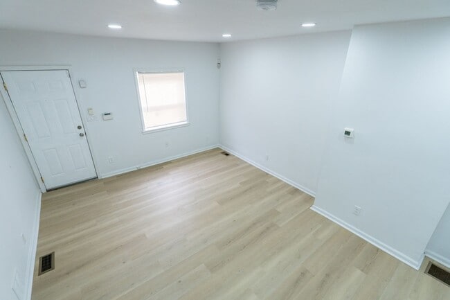 Building Photo - Newly rehabbed with central air