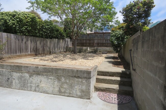 Building Photo - 2 BEDROOM SUNSET HOUSE - PLUS BONUS ROOM