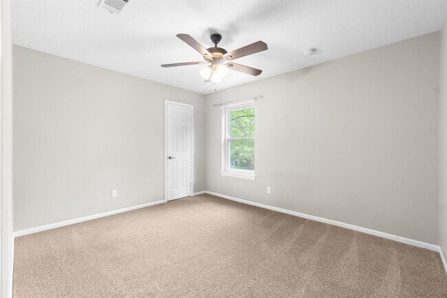 Building Photo - 28 Silver Elm Pl