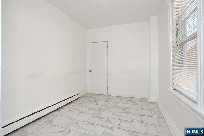 Building Photo - 68 Mohawk Ave