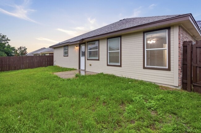 Building Photo - Beautiful 3BD Home on Corner Lot with Fenced Yard & 2-Car Garage in Sonterra
