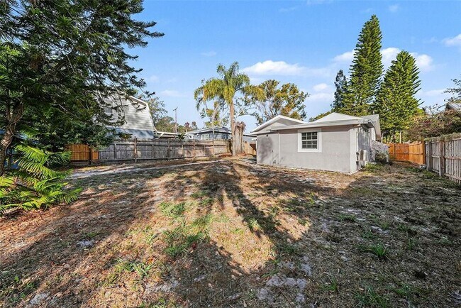 Building Photo - 816 W Minnehaha St