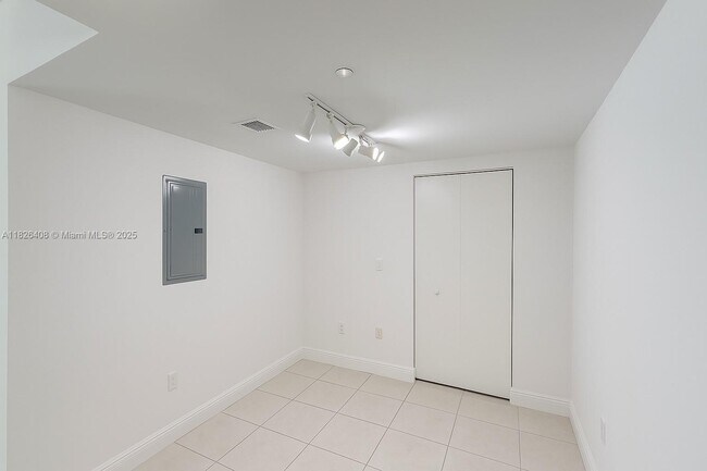 Building Photo - 350 S Miami Ave
