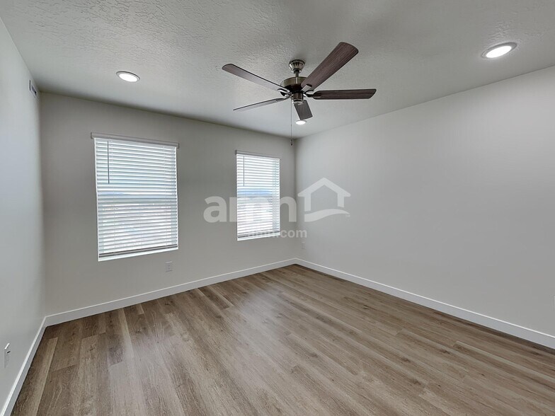 Building Photo - 1232 W Mahogany St