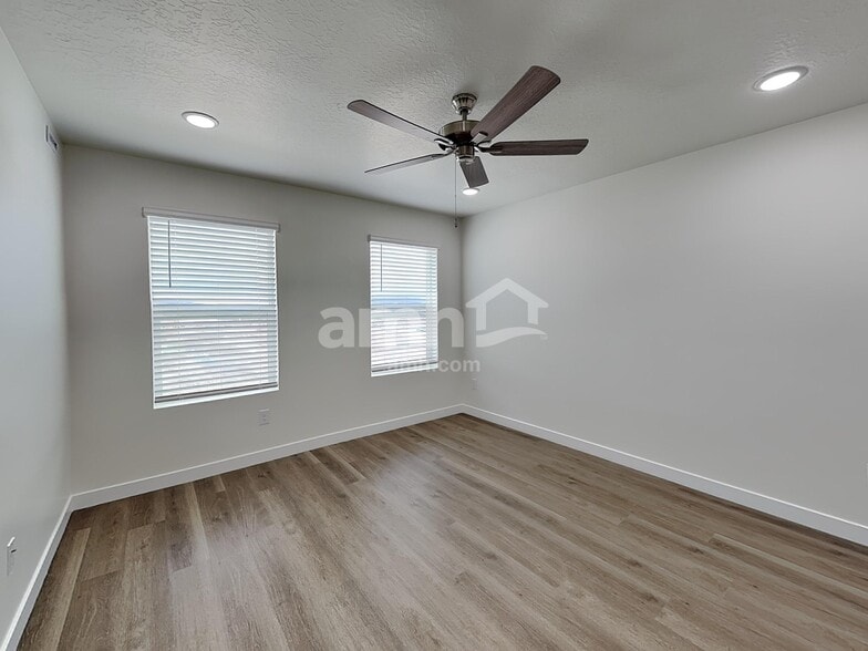Building Photo - 1322 W Mahogany St