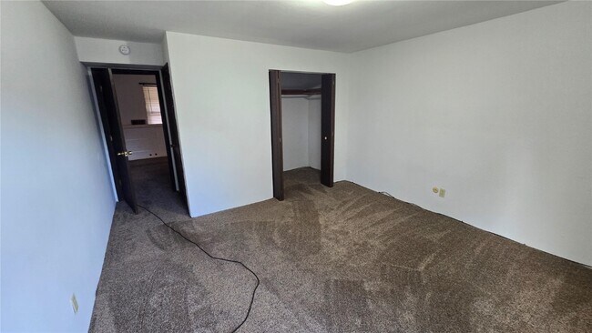 Building Photo - 10 Yorkshire Ln