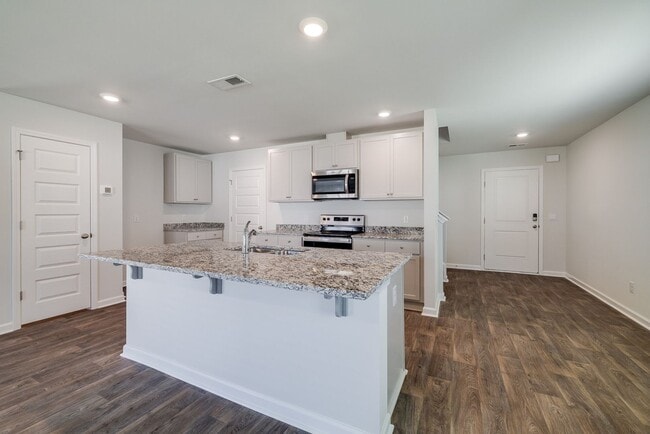 Building Photo - Spacious 4-Bedroom Home in Sought-After Lo...