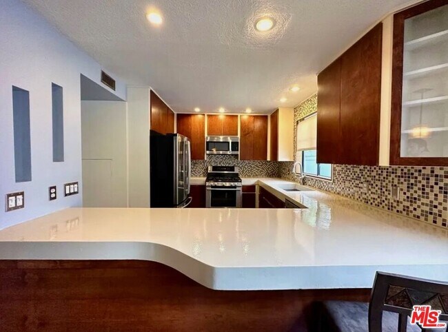 Building Photo - 805 N W Knoll Dr