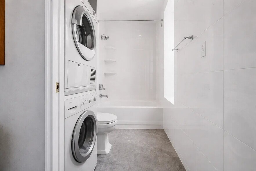 Building Photo - 250 E 50th St