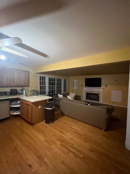 Building Photo - 142 Lakeside Dr S