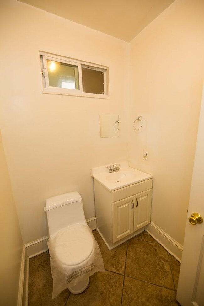 Building Photo - Charles Village 3bd/1.5ba Rowhome w/ W/D & A/C! --Available 8/14
