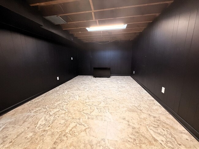 Building Photo - Hilltop Charm in Floyds Knobs – Spacious All-Brick Beauty with Room to Grow!