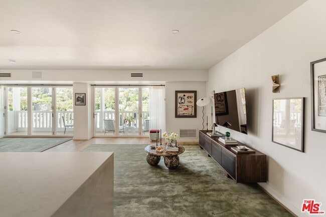 Building Photo - 999 N Doheny Dr