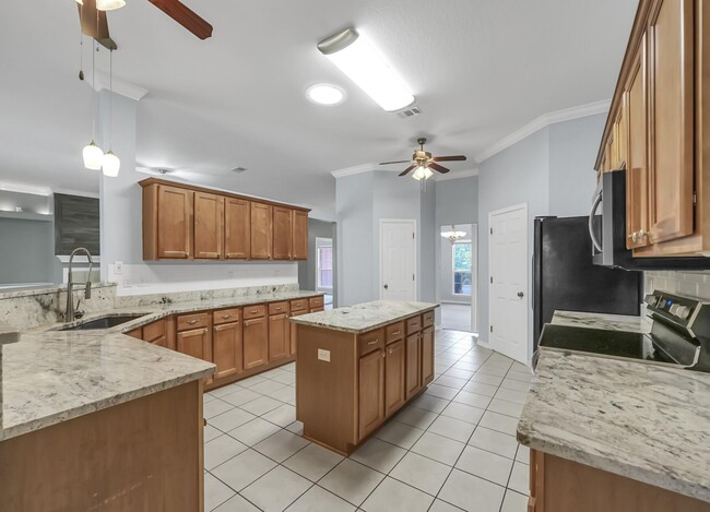 Building Photo - 5897 Saratoga Dr