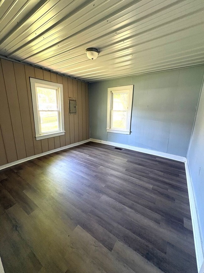 Building Photo - Your Next Home Awaits – 2 Bed, 1.5 Bath