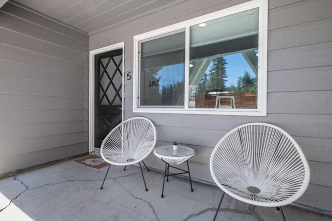Building Photo - Cozy, Fully Furnished, Two Bedroom Rental-...