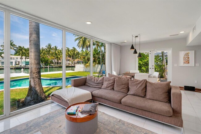 Building Photo - 1745 W 24th St