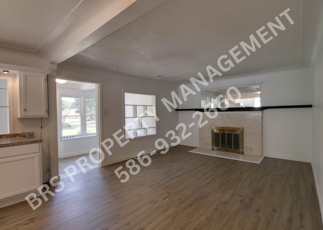 Building Photo - Remodeled Duplex 2 bedroom in Clinton Twp.