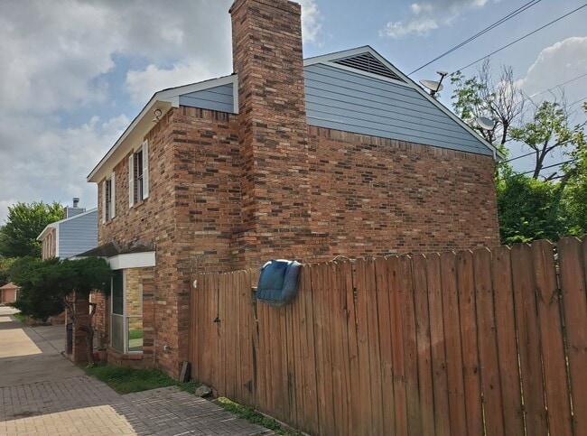 Building Photo - 9201 Carousel Ln