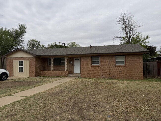 Building Photo - Spacious 4 Bed 2 bath in Central Lubbock! $250 visa gift card move in Special!