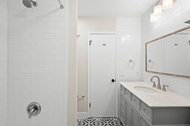 Building Photo - 805 Clake St