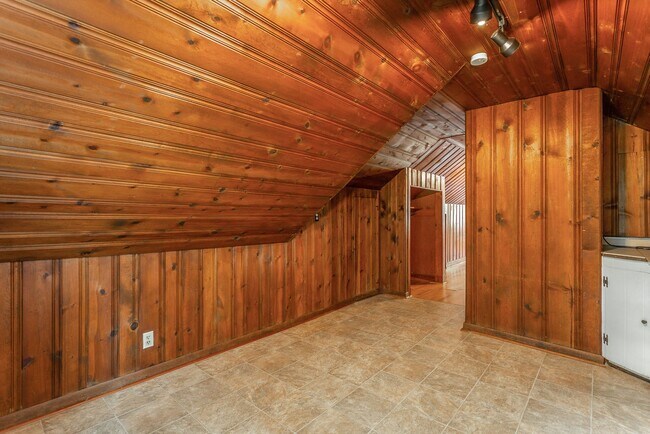 Building Photo - 321-325 Pine Ridge Road