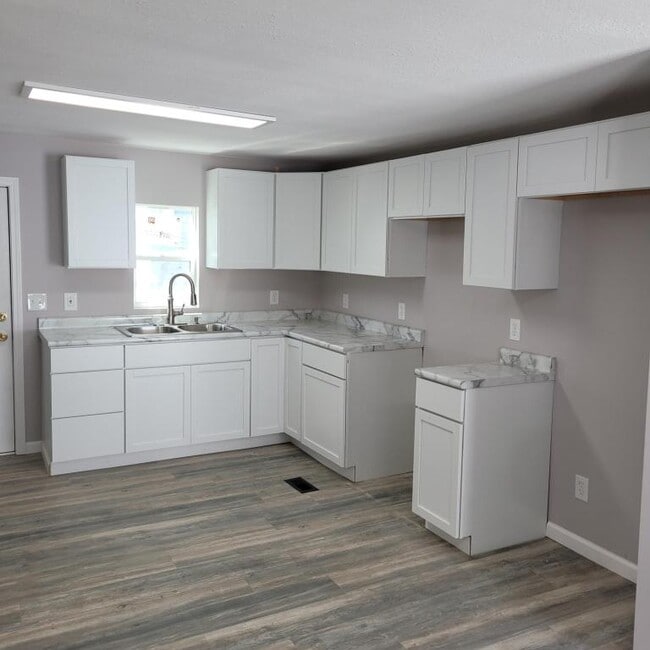 Building Photo - 804 Westbourne Ave