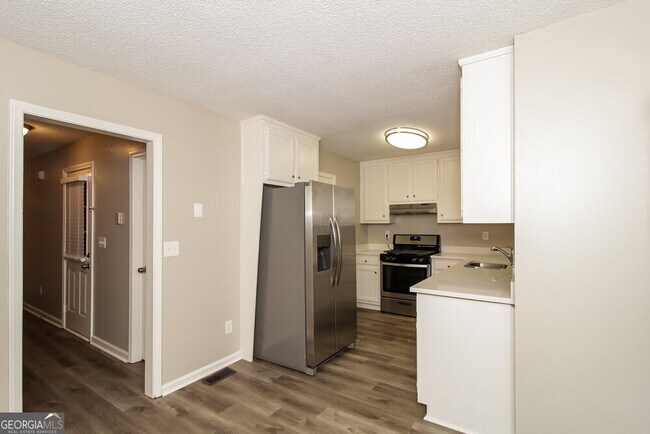 Building Photo - 6154 Highview Dr SE