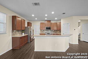 Building Photo - 220 Hinge Chase