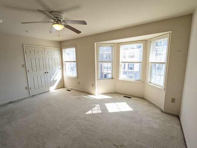 Building Photo - 3 Level End Unit townhouse available mid O...