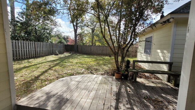 Building Photo - Beautiful 3 bedroom with large fenced yard & conveniently located