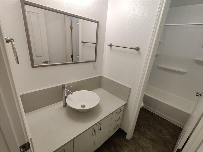 Building Photo - 702 W 6th St