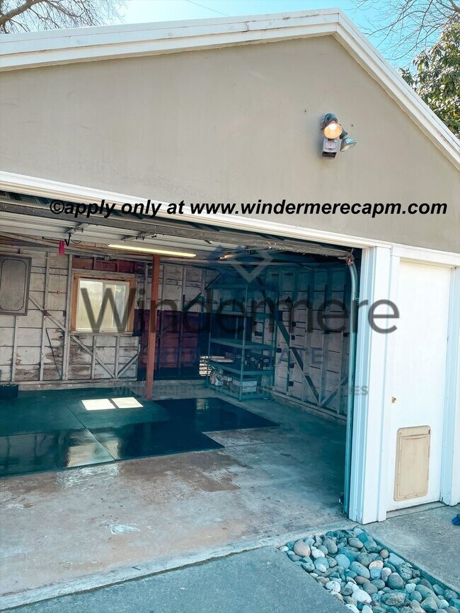 Building Photo - Charming Upper Land Park Home with Vintage...