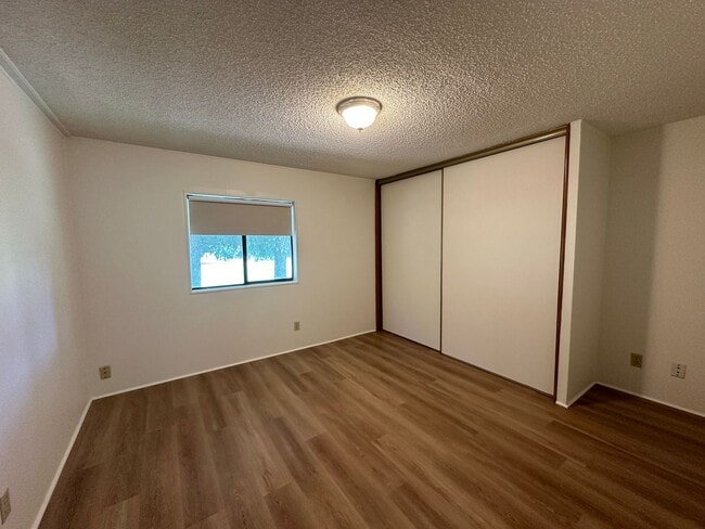Building Photo - 3817 Summit Dr
