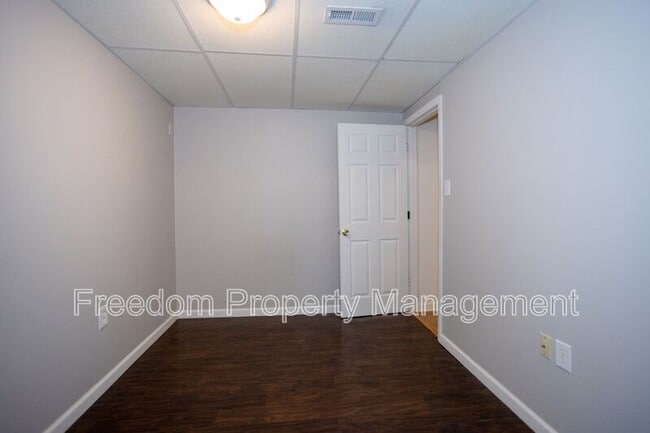 Building Photo - 5685 Roundtree Dr