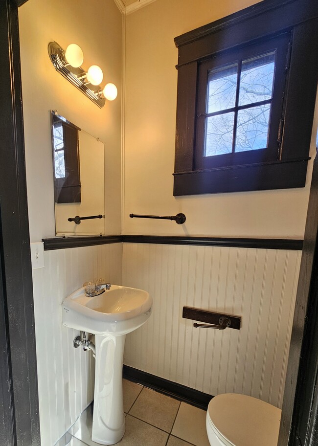 Building Photo - 1909 Bennett Ave