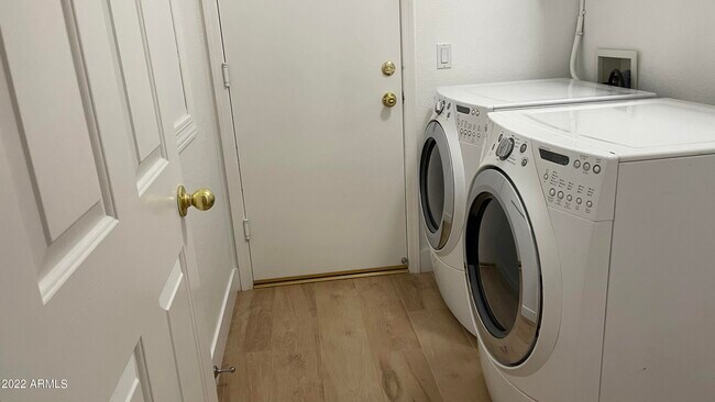 Building Photo - 324 W Oriole Way