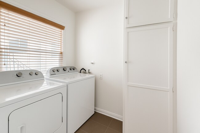 Building Photo - 442 Kelton Ave