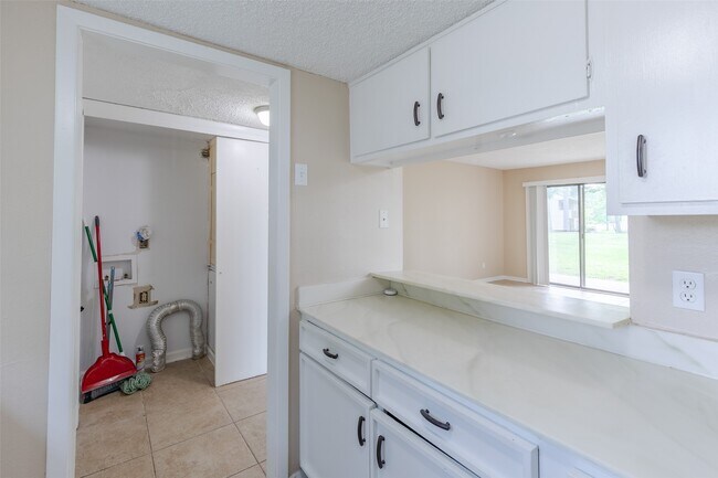 Building Photo - 15919 Golf Club Dr