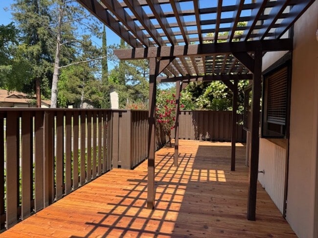 Building Photo - Updated 3 bedroom, 2.5 bath, 2 story townh...