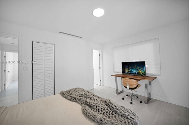 Building Photo - 1546 Van Buren St